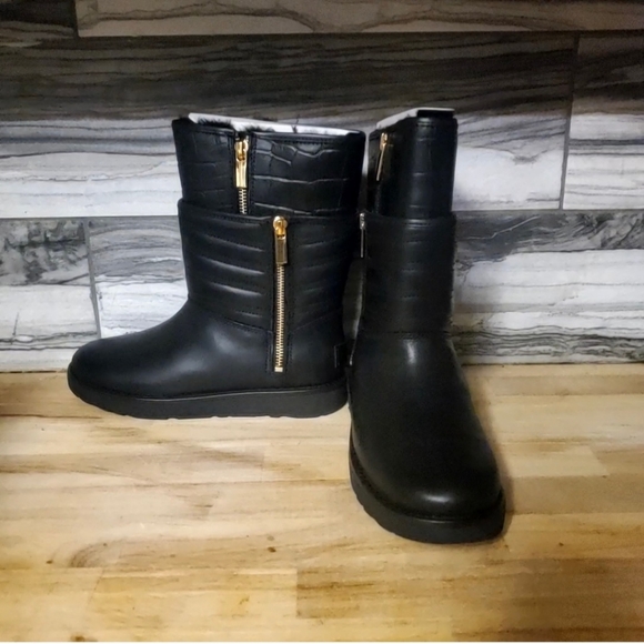 UGG Aviva Embossed Crocodile Black Leather Short Boots Woman's Size 6 Nwb - Picture 6 of 6